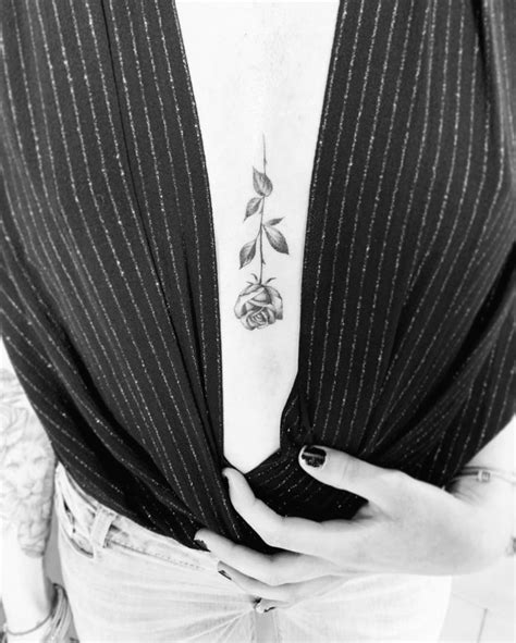 tatouage femme sous poitrine cote|20 tatouages sur les seins pour assumer sa poitrine